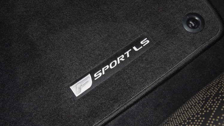 Voorafgaand aan de autoshow van New York heeft Lexus alvast het doek getrokken van de nieuwe, 421 pk sterke LS 500 F Sport. De auto komt ook als hybride.