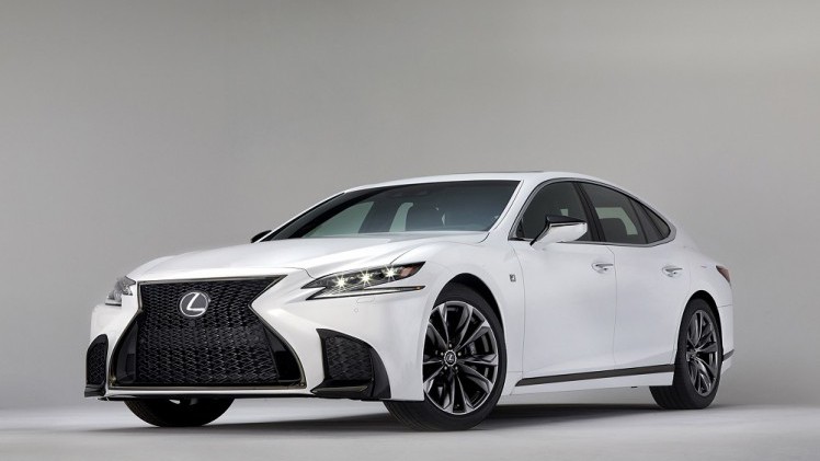 Voorafgaand aan de autoshow van New York heeft Lexus alvast het doek getrokken van de nieuwe, 421 pk sterke LS 500 F Sport. De auto komt ook als hybride.