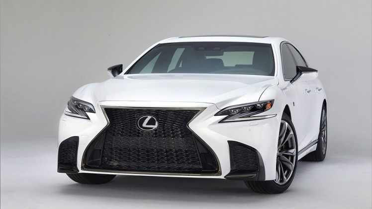Voorafgaand aan de autoshow van New York heeft Lexus alvast het doek getrokken van de nieuwe, 421 pk sterke LS 500 F Sport. De auto komt ook als hybride.