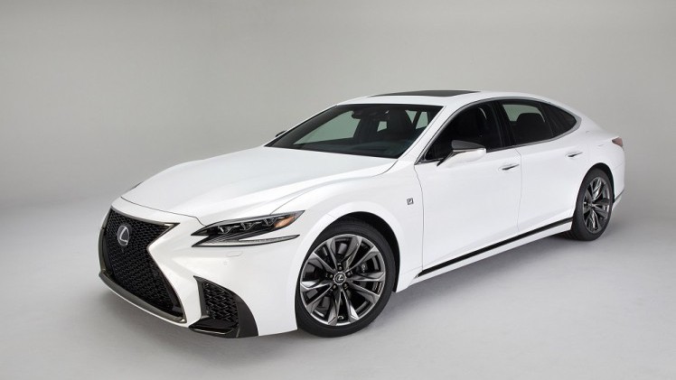 Voorafgaand aan de autoshow van New York heeft Lexus alvast het doek getrokken van de nieuwe, 421 pk sterke LS 500 F Sport. De auto komt ook als hybride.