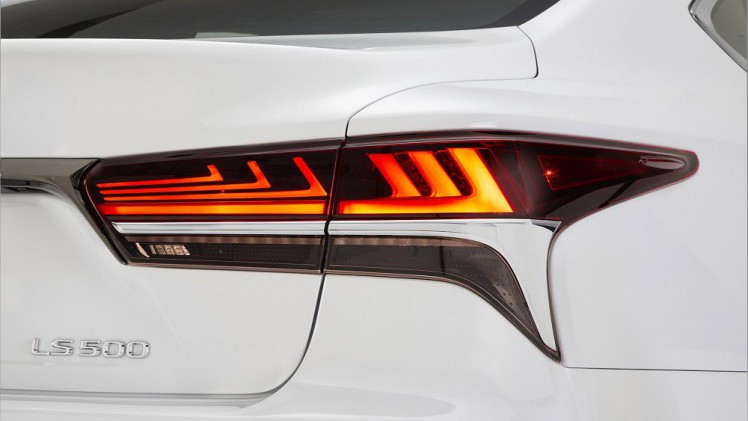 Voorafgaand aan de autoshow van New York heeft Lexus alvast het doek getrokken van de nieuwe, 421 pk sterke LS 500 F Sport. De auto komt ook als hybride.