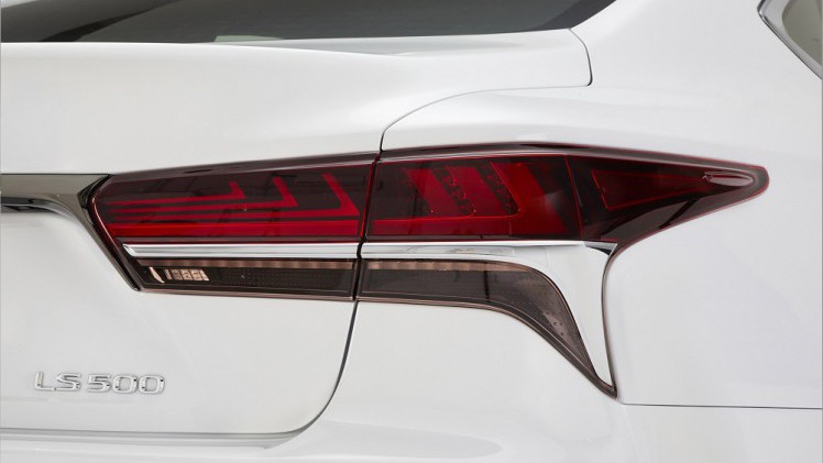 Voorafgaand aan de autoshow van New York heeft Lexus alvast het doek getrokken van de nieuwe, 421 pk sterke LS 500 F Sport. De auto komt ook als hybride.