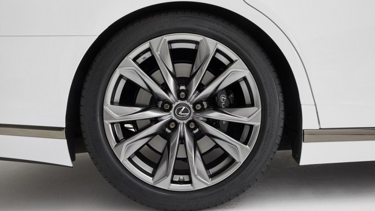 Voorafgaand aan de autoshow van New York heeft Lexus alvast het doek getrokken van de nieuwe, 421 pk sterke LS 500 F Sport. De auto komt ook als hybride.