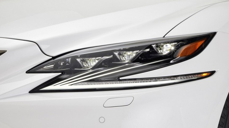 Voorafgaand aan de autoshow van New York heeft Lexus alvast het doek getrokken van de nieuwe, 421 pk sterke LS 500 F Sport. De auto komt ook als hybride.