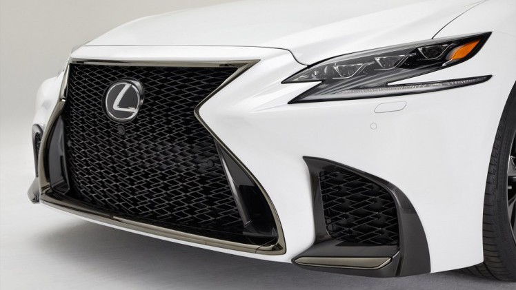 Voorafgaand aan de autoshow van New York heeft Lexus alvast het doek getrokken van de nieuwe, 421 pk sterke LS 500 F Sport. De auto komt ook als hybride.