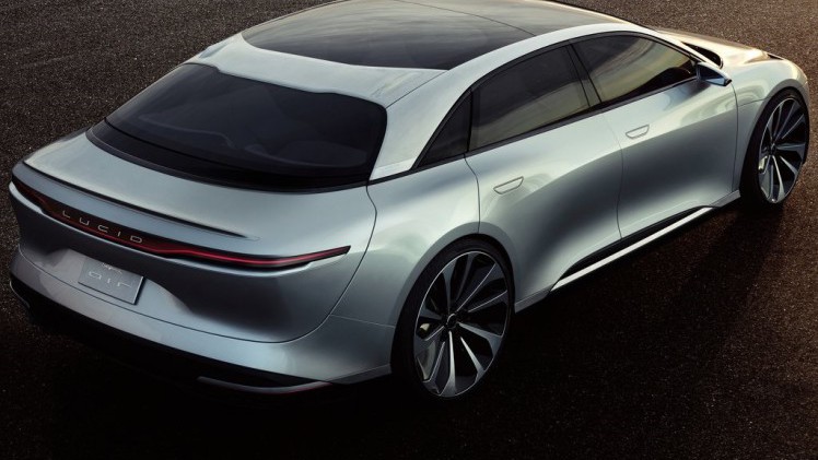 Na de nodige teasers is de eerste auto van Lucid Motors nu onthuld. Hij draagt de naam Air en lijkt een serieuze Tesla-concurrent te gaan worden. De Air zit vol innovaties en kan ook autonoom rijden.