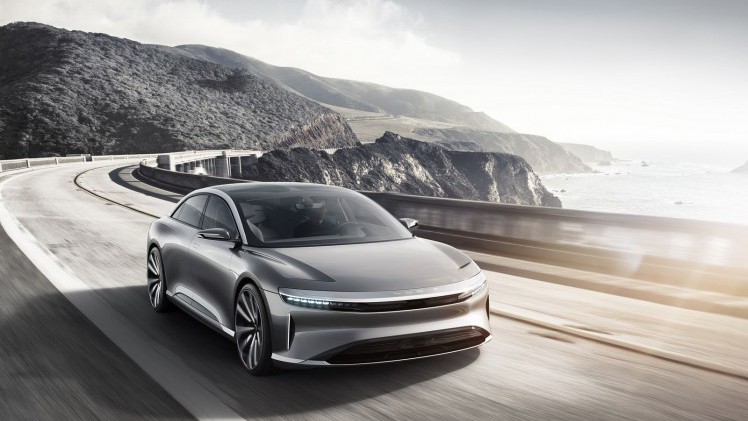 Na de nodige teasers is de eerste auto van Lucid Motors nu onthuld. Hij draagt de naam Air en lijkt een serieuze Tesla-concurrent te gaan worden. De Air zit vol innovaties en kan ook autonoom rijden.
