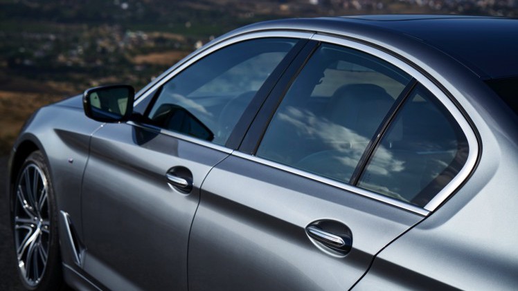 Eerste beelden en onthulling BMW 5 Serie G30. De nieuwe generatie BMW 5 Serie komt in 2017 op de markt en hier hebben we de eerste technische gegevens en details.