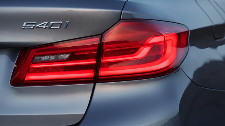 Eerste beelden en onthulling BMW 5 Serie G30. De nieuwe generatie BMW 5 Serie komt in 2017 op de markt en hier hebben we de eerste technische gegevens en details.