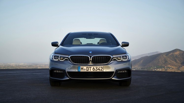 Eerste beelden en onthulling BMW 5 Serie G30. De nieuwe generatie BMW 5 Serie komt in 2017 op de markt en hier hebben we de eerste technische gegevens en details.