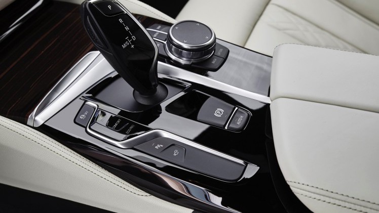 Eerste beelden en onthulling BMW 5 Serie G30. De nieuwe generatie BMW 5 Serie komt in 2017 op de markt en hier hebben we de eerste technische gegevens en details.