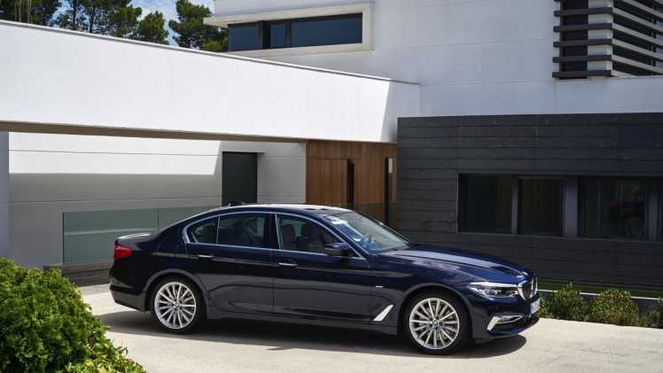 Eerste beelden en onthulling BMW 5 Serie G30. De nieuwe generatie BMW 5 Serie komt in 2017 op de markt en hier hebben we de eerste technische gegevens en details.