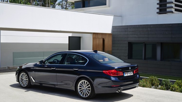 Eerste beelden en onthulling BMW 5 Serie G30. De nieuwe generatie BMW 5 Serie komt in 2017 op de markt en hier hebben we de eerste technische gegevens en details.