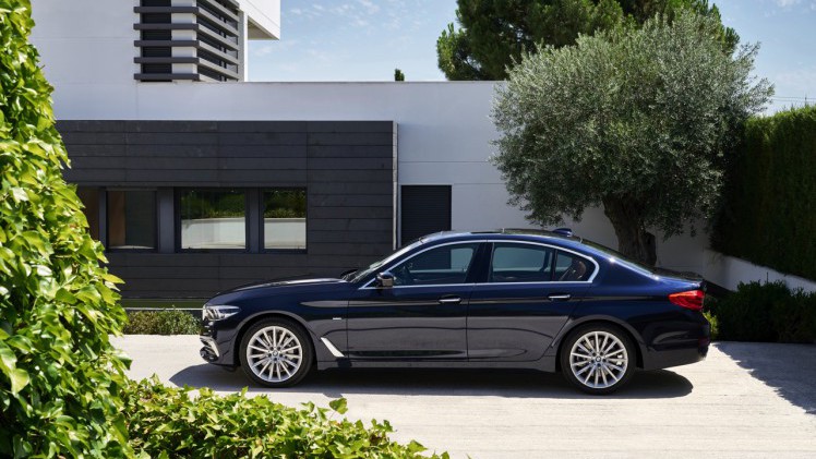 Eerste beelden en onthulling BMW 5 Serie G30. De nieuwe generatie BMW 5 Serie komt in 2017 op de markt en hier hebben we de eerste technische gegevens en details.