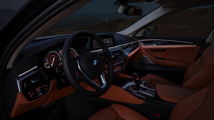 Eerste beelden en onthulling BMW 5 Serie G30. De nieuwe generatie BMW 5 Serie komt in 2017 op de markt en hier hebben we de eerste technische gegevens en details.
