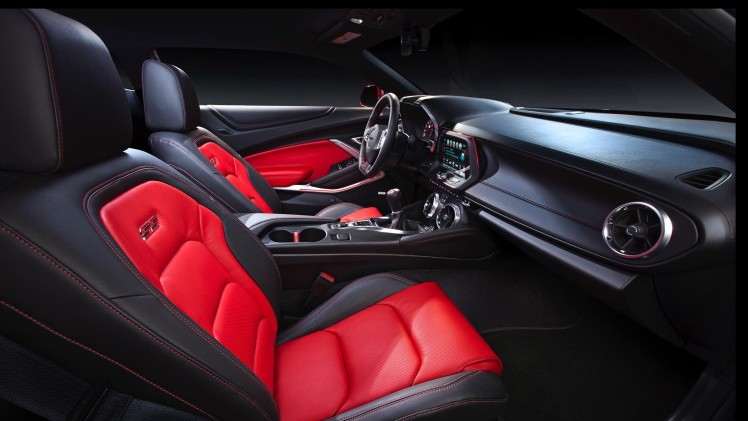Hij ziet er gemener uit dan ooit, is kilo's afgevallen en krijgt ook een viercilinder. Maak kennis met de nieuwe Chevrolet Camaro.