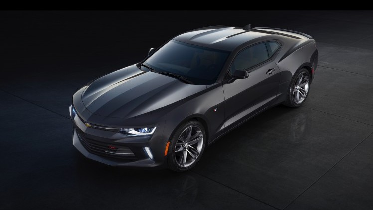Hij ziet er gemener uit dan ooit, is kilo's afgevallen en krijgt ook een viercilinder. Maak kennis met de nieuwe Chevrolet Camaro.