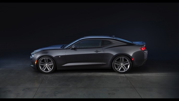 Hij ziet er gemener uit dan ooit, is kilo's afgevallen en krijgt ook een viercilinder. Maak kennis met de nieuwe Chevrolet Camaro.