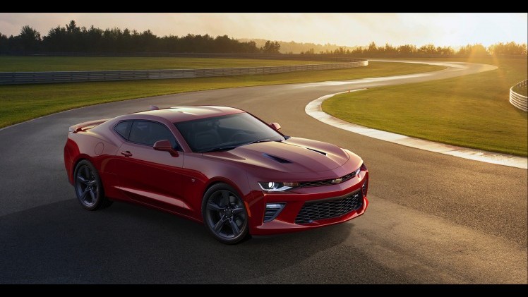 Hij ziet er gemener uit dan ooit, is kilo's afgevallen en krijgt ook een viercilinder. Maak kennis met de nieuwe Chevrolet Camaro.