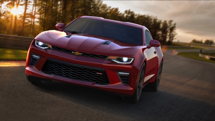 Hij ziet er gemener uit dan ooit, is kilo's afgevallen en krijgt ook een viercilinder. Maak kennis met de nieuwe Chevrolet Camaro.