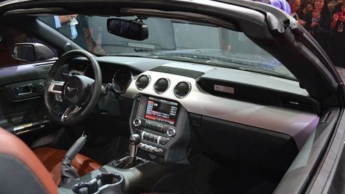 Ford heeft de nieuwe Mustang vrijwel gelijktijdig op diverse plekken in de wereld onthuld. Tijdens een evenement in Sydney schitterde niet alleen de Mustang Fastback, maar ook de Mustang Convertible
