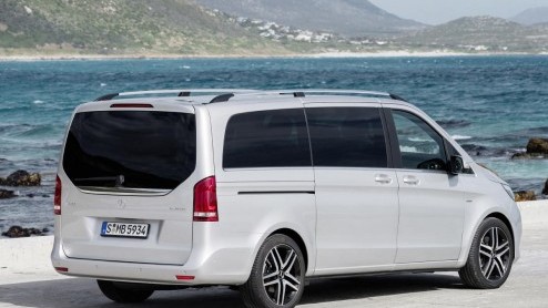 Mercedes-Benz heeft de nieuwe V-klasse onthuld. Er is keuze uit drie lengte-uitvoeringen, twee gezichten en drie motoren. De nieuwe V-klasse is vanaf april te bestellen en staat in juni bij dealer.