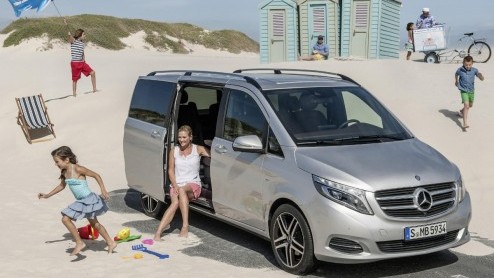 Mercedes-Benz heeft de nieuwe V-klasse onthuld. Er is keuze uit drie lengte-uitvoeringen, twee gezichten en drie motoren. De nieuwe V-klasse is vanaf april te bestellen en staat in juni bij dealer.