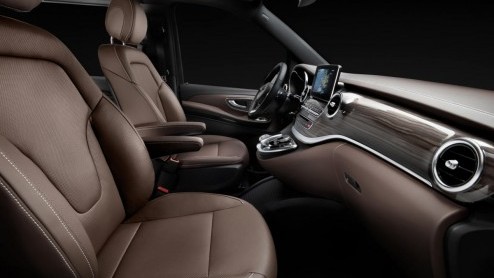 Mercedes-Benz heeft de nieuwe V-klasse onthuld. Er is keuze uit drie lengte-uitvoeringen, twee gezichten en drie motoren. De nieuwe V-klasse is vanaf april te bestellen en staat in juni bij dealer.