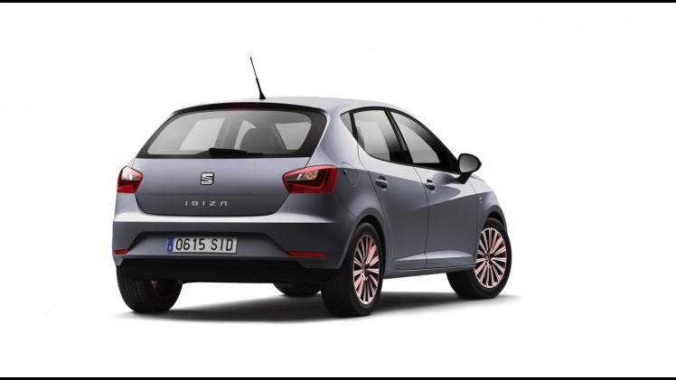 Dit is de nieuwe Seat Ibiza facelift voor 2015, die er ook weer is als SC en ST. Het faceliftmodel is rondom opgefrist met nieuwe koplampen, veilige luxe en turbomotoren.