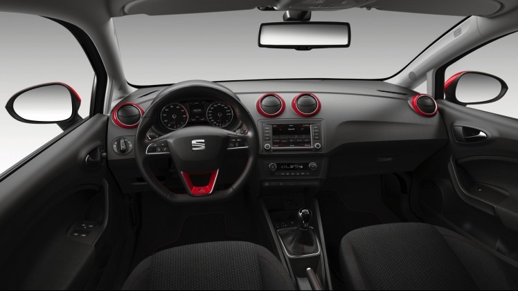 Dit is de nieuwe Seat Ibiza facelift voor 2015, die er ook weer is als SC en ST. Het faceliftmodel is rondom opgefrist met nieuwe koplampen, veilige luxe en turbomotoren.