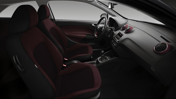 Dit is de nieuwe Seat Ibiza facelift voor 2015, die er ook weer is als SC en ST. Het faceliftmodel is rondom opgefrist met nieuwe koplampen, veilige luxe en turbomotoren.