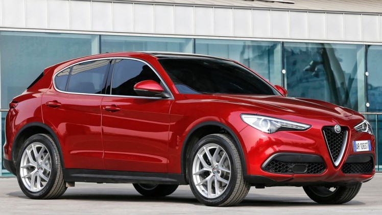 We wisten al even hoe de Alfa Romeo Stelvio er in standaard uitdossing uitziet, maar op de prijzen was het nog even wachten. Tot nu. Ook weten we nu meer over de standaarduitrusting.