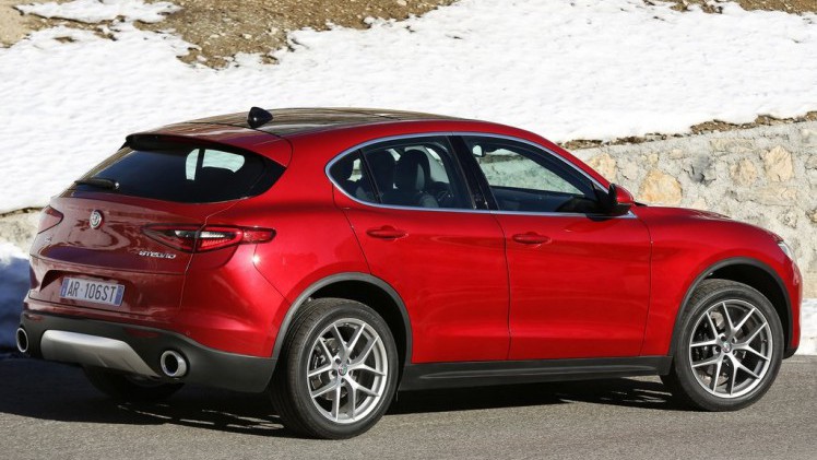We wisten al even hoe de Alfa Romeo Stelvio er in standaard uitdossing uitziet, maar op de prijzen was het nog even wachten. Tot nu. Ook weten we nu meer over de standaarduitrusting.