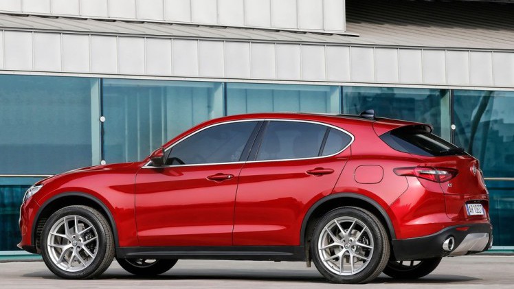 We wisten al even hoe de Alfa Romeo Stelvio er in standaard uitdossing uitziet, maar op de prijzen was het nog even wachten. Tot nu. Ook weten we nu meer over de standaarduitrusting.