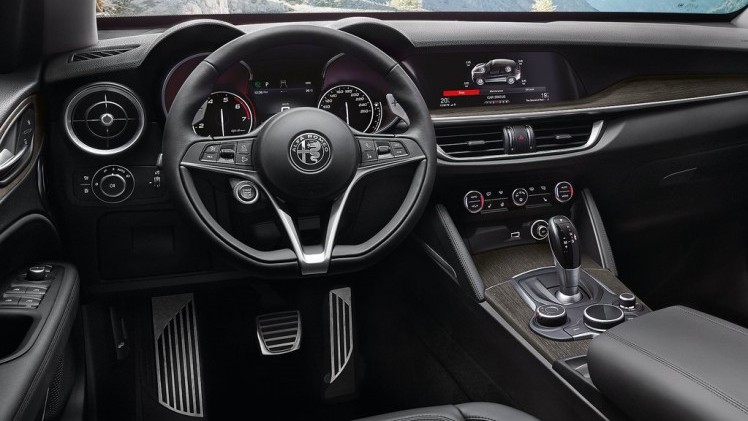 We wisten al even hoe de Alfa Romeo Stelvio er in standaard uitdossing uitziet, maar op de prijzen was het nog even wachten. Tot nu. Ook weten we nu meer over de standaarduitrusting.
