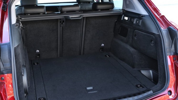 We wisten al even hoe de Alfa Romeo Stelvio er in standaard uitdossing uitziet, maar op de prijzen was het nog even wachten. Tot nu. Ook weten we nu meer over de standaarduitrusting.