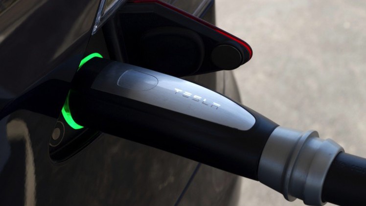 Tesla Model S in Nederland nu ook beschikbaar met het 75 kWh accupakket. Wat kost dat en is het je geld waard?
