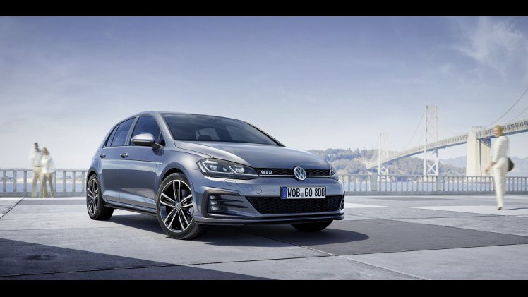 Volkswagen heeft bekendgemaakt wat de vernieuwde Golf gaat kosten. De standaarduitrusting groeide, het bedrag op het prijskaartje niet.