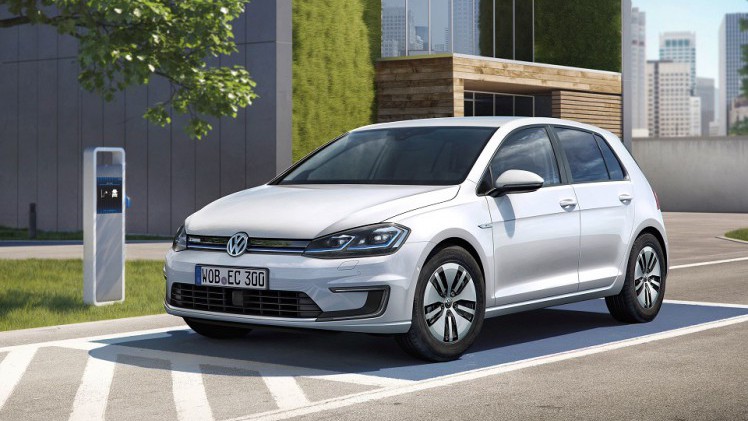 Volkswagen heeft de prijzen bekendgemaakt van de vernieuwde e-Golf, die per direct alvast te bestellen is. In mei staat de auto bij de dealers.
