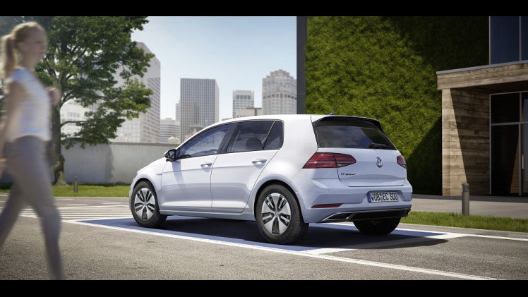 Volkswagen heeft de prijzen bekendgemaakt van de vernieuwde e-Golf, die per direct alvast te bestellen is. In mei staat de auto bij de dealers.