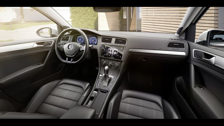 Volkswagen heeft de prijzen bekendgemaakt van de vernieuwde e-Golf, die per direct alvast te bestellen is. In mei staat de auto bij de dealers.