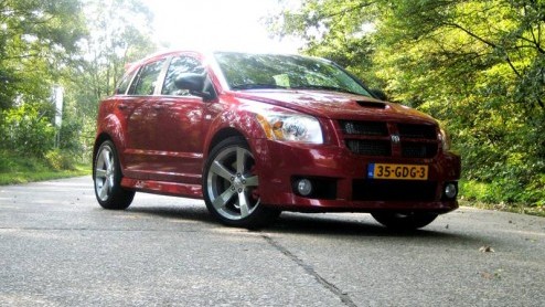 Hoe kan Dodge met de Caliber imponeren tussen al het hot-hatch geweld dat inmiddels de revue is gepasseerd? De afdeling Street Racing and Technology van het Chrysler concern wist raad, de Caliber SRT4