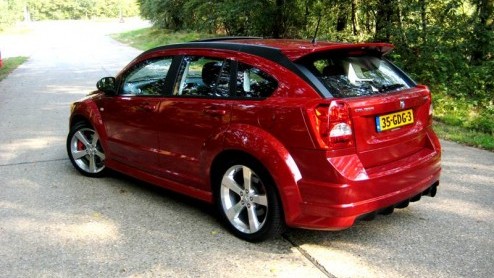 Hoe kan Dodge met de Caliber imponeren tussen al het hot-hatch geweld dat inmiddels de revue is gepasseerd? De afdeling Street Racing and Technology van het Chrysler concern wist raad, de Caliber SRT4