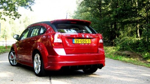 Hoe kan Dodge met de Caliber imponeren tussen al het hot-hatch geweld dat inmiddels de revue is gepasseerd? De afdeling Street Racing and Technology van het Chrysler concern wist raad, de Caliber SRT4