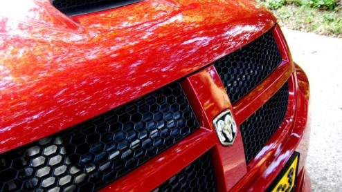 Hoe kan Dodge met de Caliber imponeren tussen al het hot-hatch geweld dat inmiddels de revue is gepasseerd? De afdeling Street Racing and Technology van het Chrysler concern wist raad, de Caliber SRT4