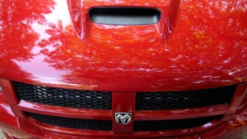 Hoe kan Dodge met de Caliber imponeren tussen al het hot-hatch geweld dat inmiddels de revue is gepasseerd? De afdeling Street Racing and Technology van het Chrysler concern wist raad, de Caliber SRT4