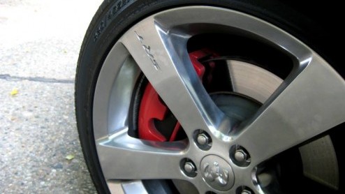 Hoe kan Dodge met de Caliber imponeren tussen al het hot-hatch geweld dat inmiddels de revue is gepasseerd? De afdeling Street Racing and Technology van het Chrysler concern wist raad, de Caliber SRT4