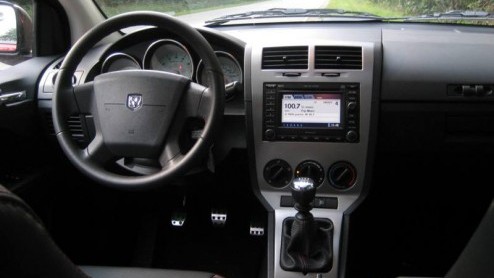 Hoe kan Dodge met de Caliber imponeren tussen al het hot-hatch geweld dat inmiddels de revue is gepasseerd? De afdeling Street Racing and Technology van het Chrysler concern wist raad, de Caliber SRT4