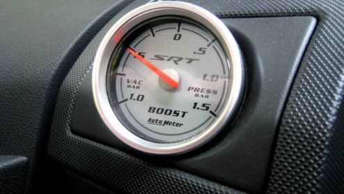 Hoe kan Dodge met de Caliber imponeren tussen al het hot-hatch geweld dat inmiddels de revue is gepasseerd? De afdeling Street Racing and Technology van het Chrysler concern wist raad, de Caliber SRT4