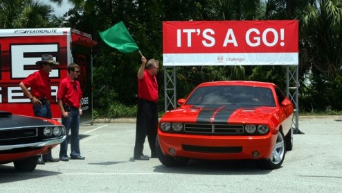 De knoop is eindelijk door gehakt bij de Chrysler groep. Na maanden van geruchten heeft Tom LaSorda, de grote man van de Chrysler Groep, verklaart dat de Dodge Challenger in productie zal gaan.